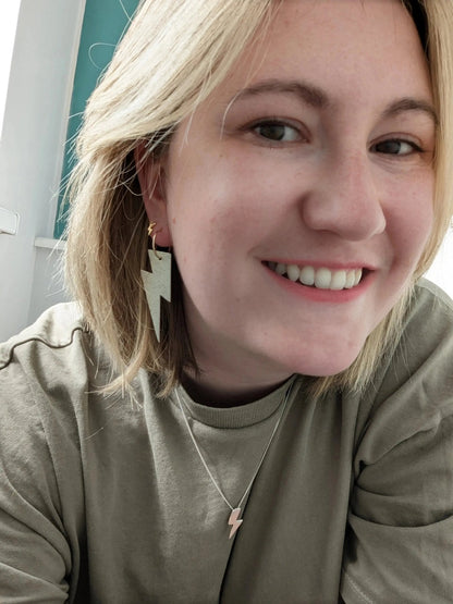 Metallic silver cork lightning bolt hoop earrings
